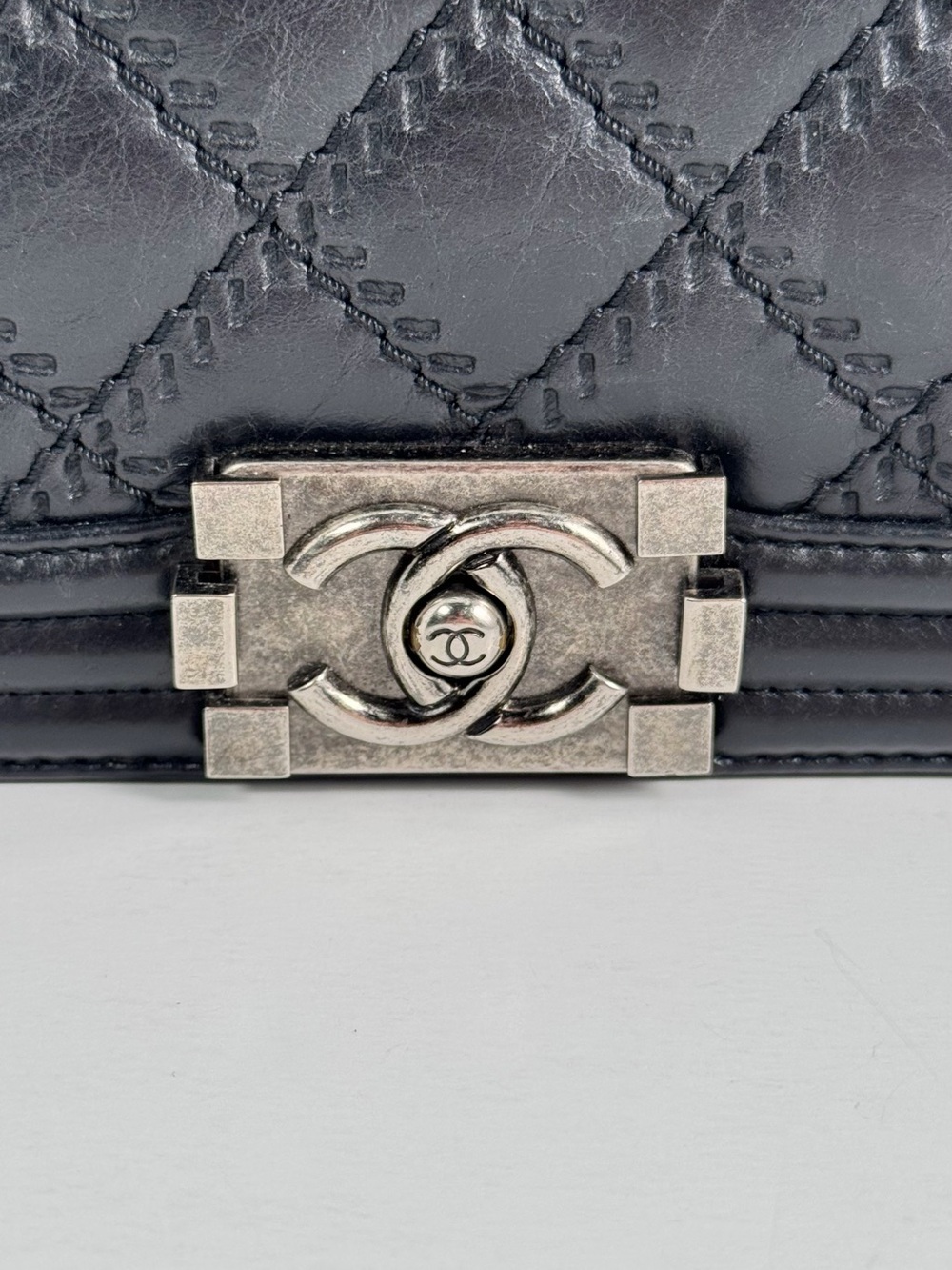 CHANEL Large Black Quilted Boy Flap Crossbody Bag (comes with Authentication) - Picture 4 of 8